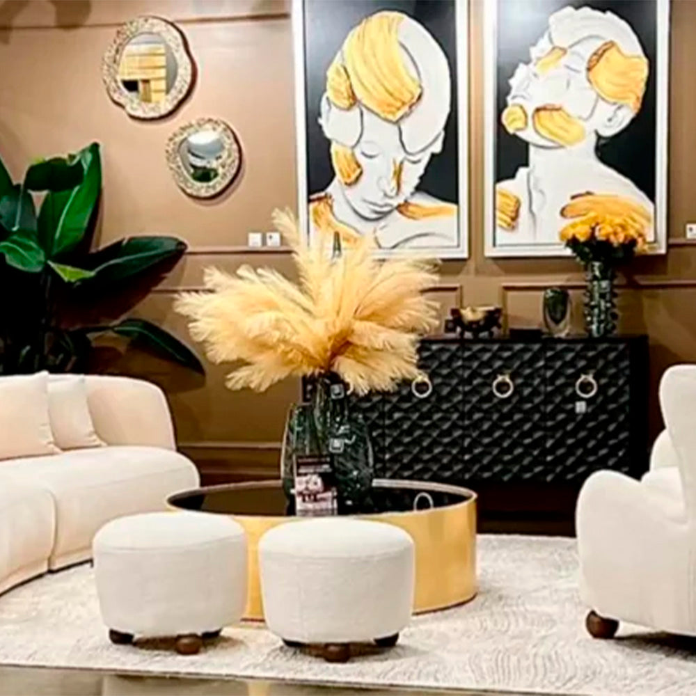 una habitacion decorada con tonos dorados, beige y negro, diseño moderno y sofisticado