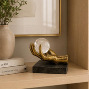 Mano con esfera de Cristal