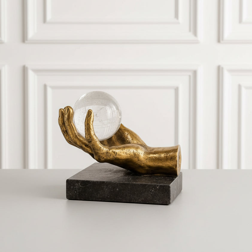 Mano con esfera de Cristal